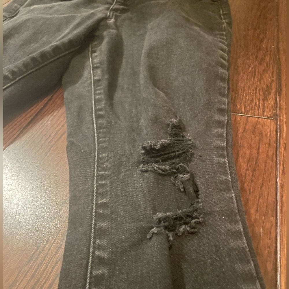 Universal Thread Black Ripped Jeans - Picture 4 of 7